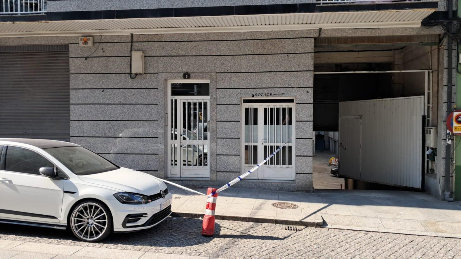 Puerta del edificio donde tuvieron lugar los hechos, en el barrio ourensano de San Francisco