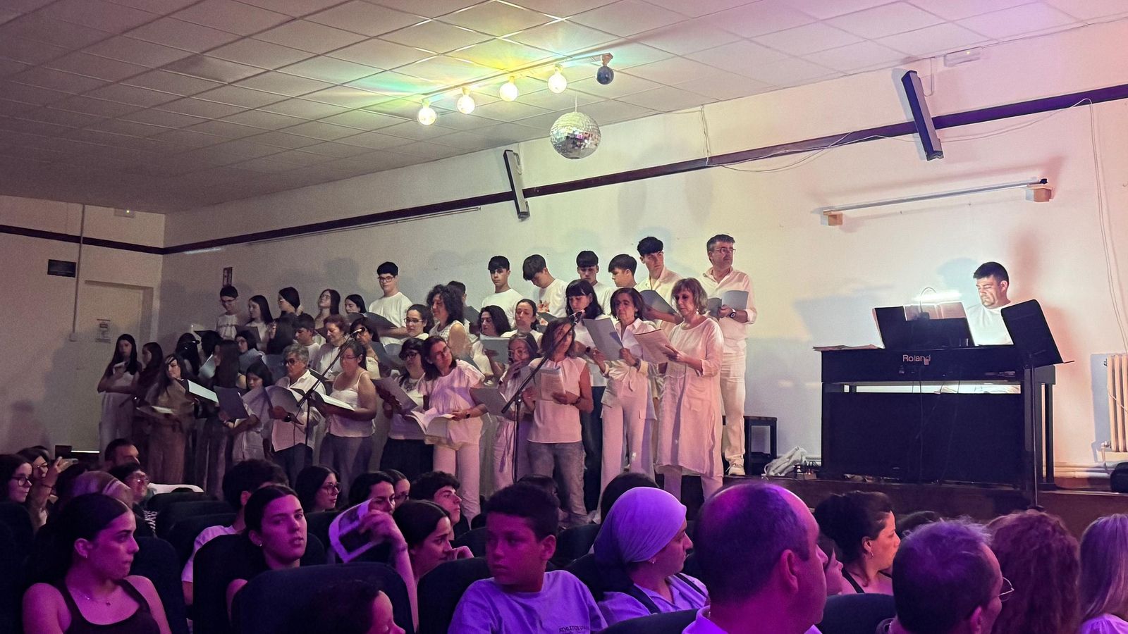 O coro do Chivit e o imprescindible acompañamento ao piano de David Rivada.