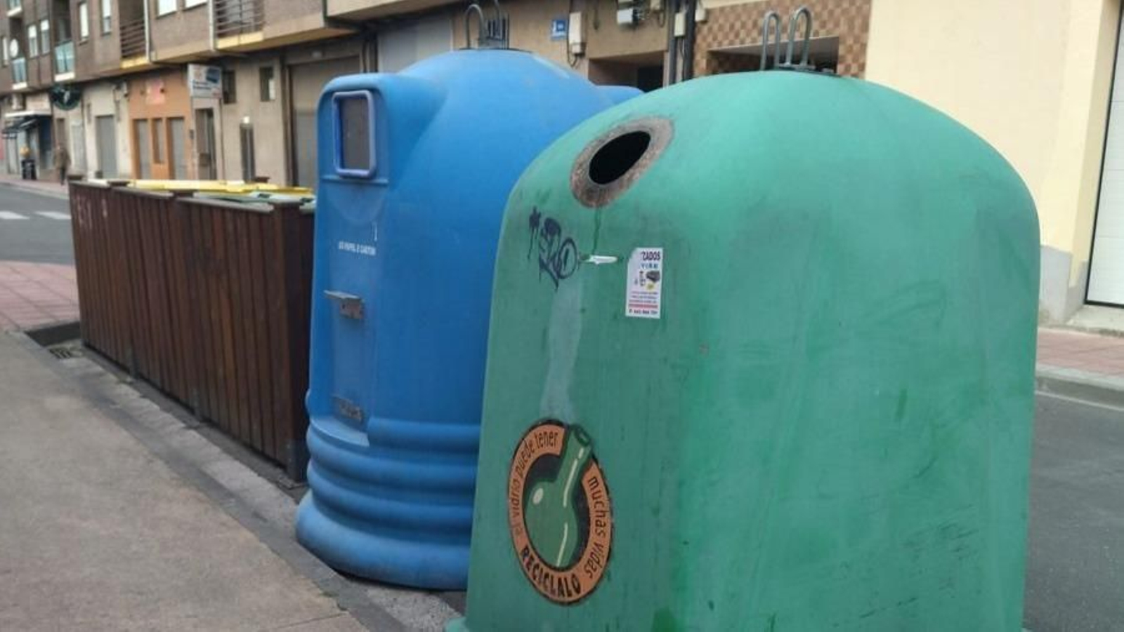 Isleta de contenedores de basura, en O Barco.