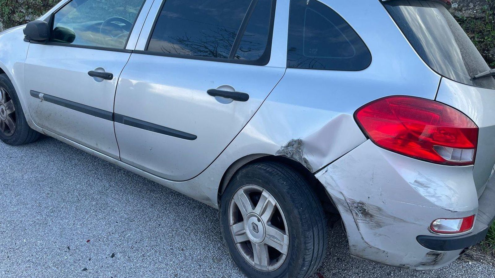 El coche estacionado que sufrió el golpe