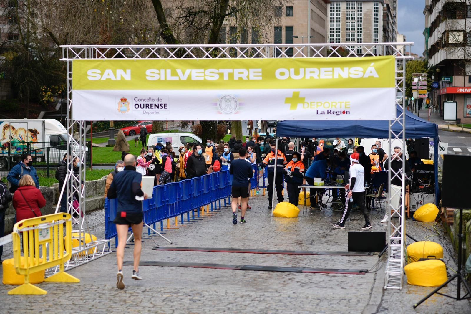 Los ourensanos despidieron el año corriendo (XESÚS FARIÑAS)