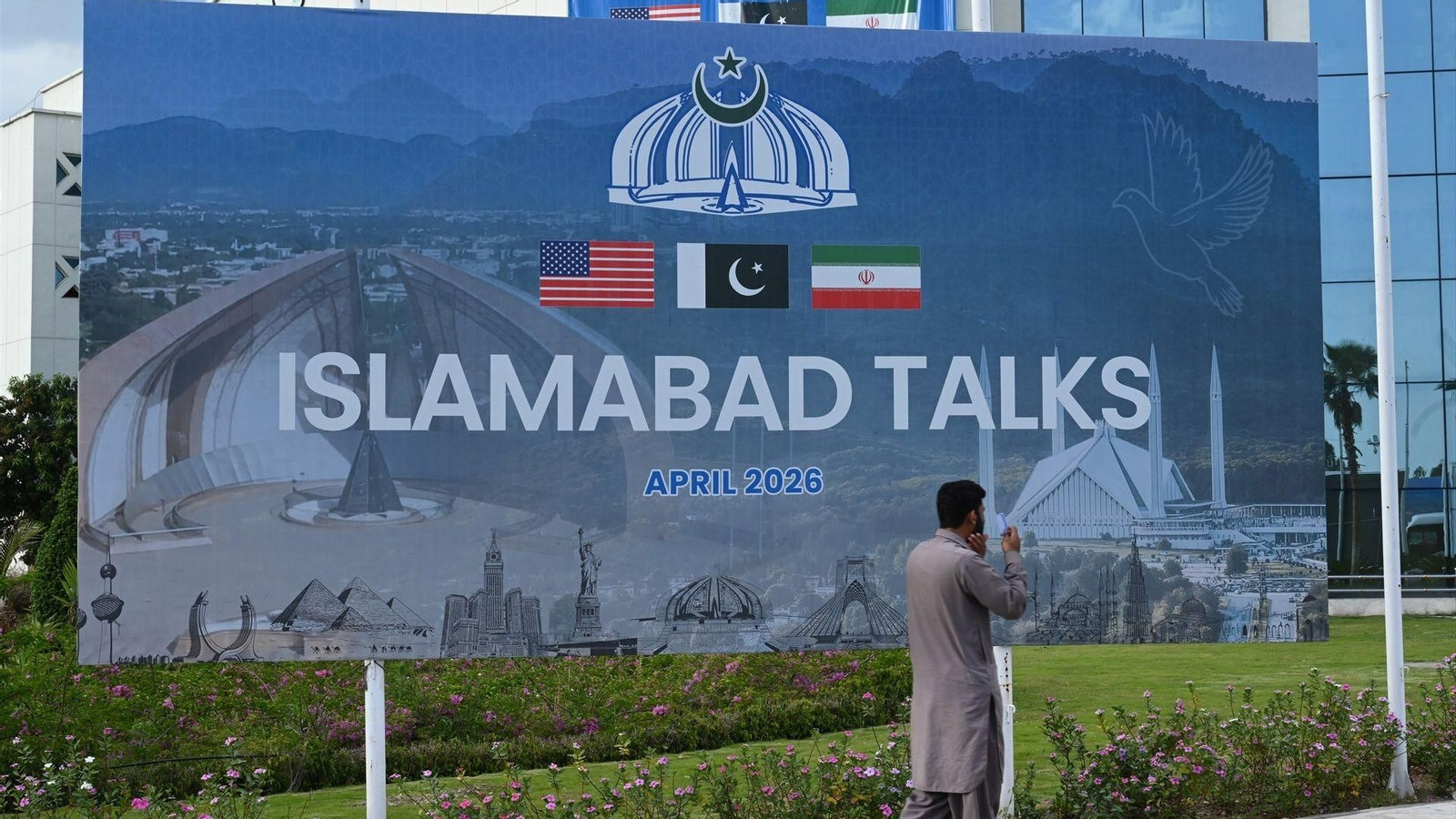 Mural sobre las conversaciones entre Irán y EEUU en Islamabad, Pakistán.
