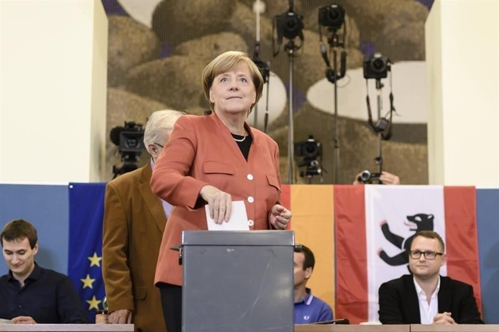La canciller alemana Angela Merkel emitió su voto en una mesa de votación en Berlín, Alemania, durante las elecciones federales del 24 de septiembre de 2017.