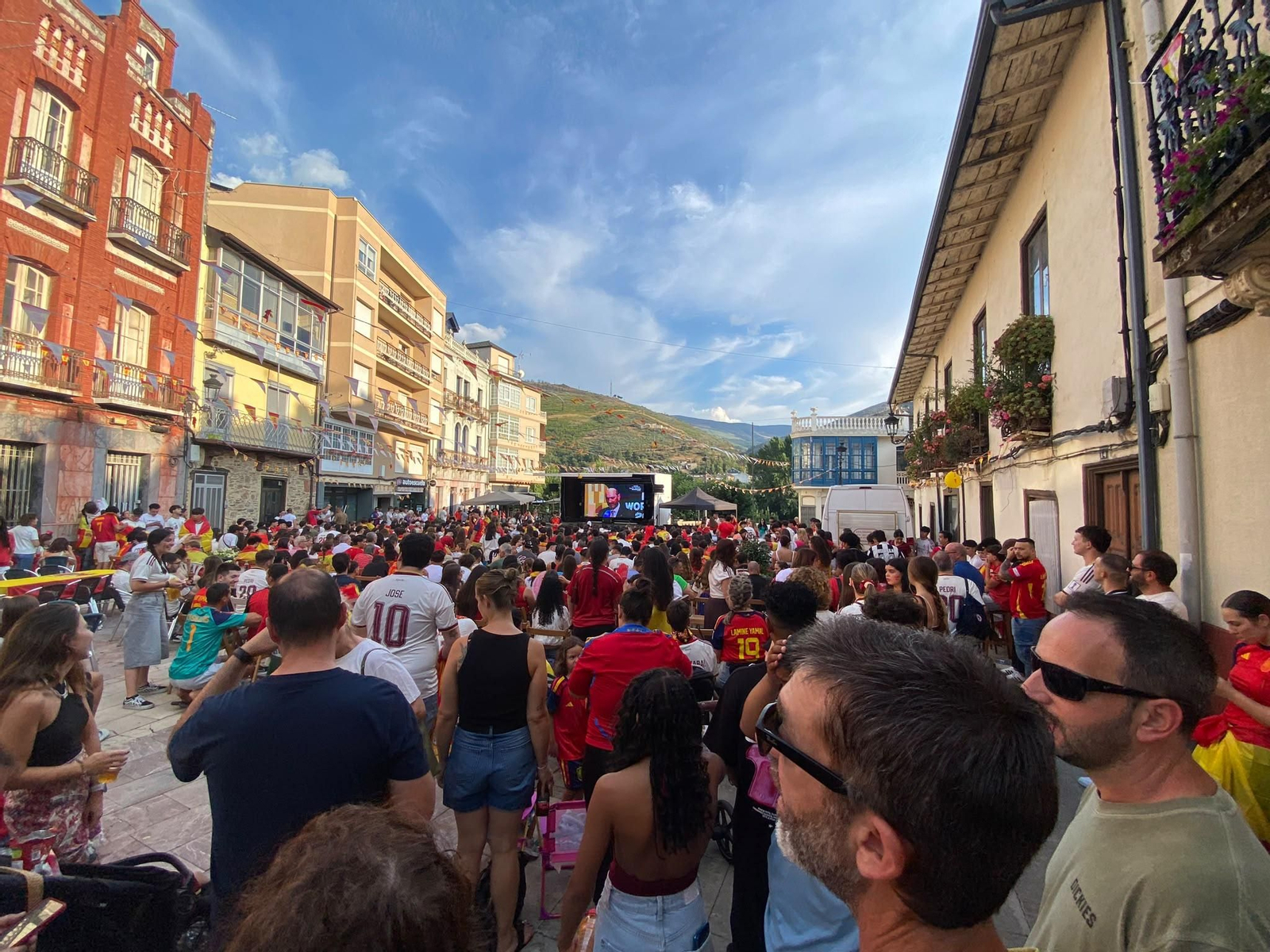 Galería | La provincia de Ourense se tiñe de rojo para apoyar a España en la final del Mundial