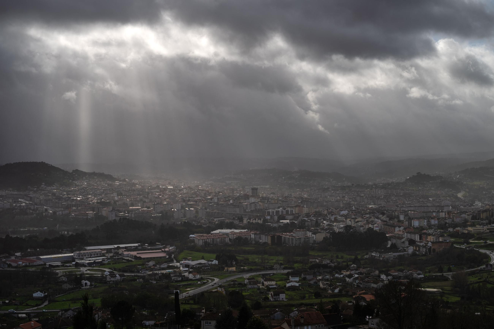 Hay probabilidades de chubascos localmente tormentosos acompañados de granizo, con rachas de viento superiores a los 70-80 km/h. 