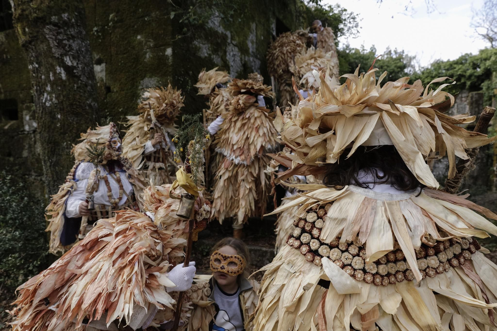 Galería | El follateiro, un traje que encuentra su materia prima en la naturaleza