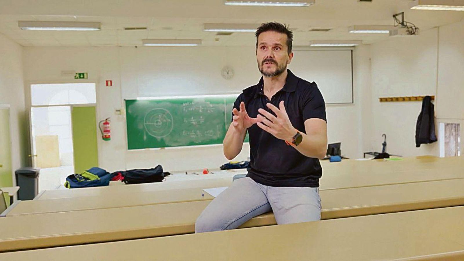 Jacobo Porteiro explicando cómo “re-imagina” la UVigo en un vídeo.