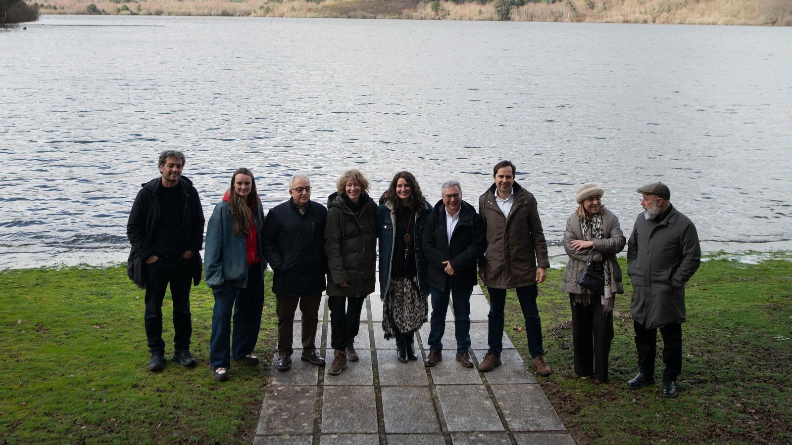Parte del equipo de filmación de “As Augas” con el alcalde de Muínos Plácido Álvarez y Luis Menor, presidente de la Diputación Provincial