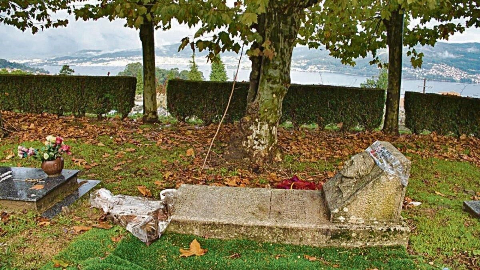 O mítico integrante do Grapo, Abelardo Collazo Araúxo, descansa na cemiterio de Teis con vistas á Ría.