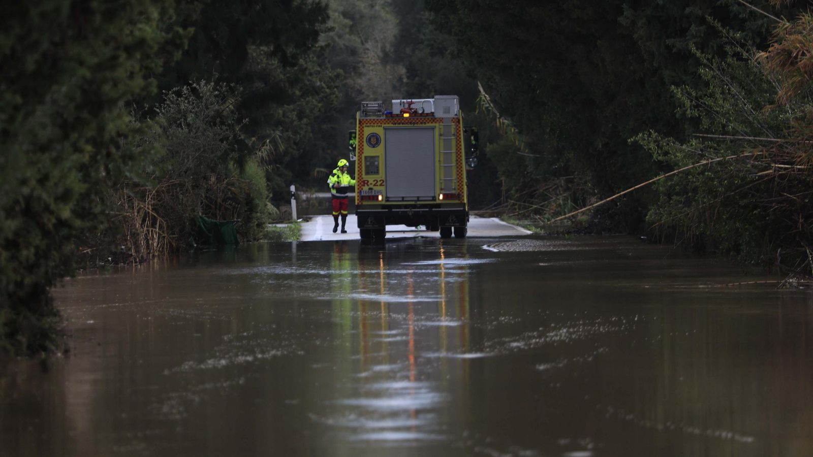 Bomberos y miembros de la Guardia Civil evalúan los daños ocasionados por las lluvias de la borrasca "Francis"
