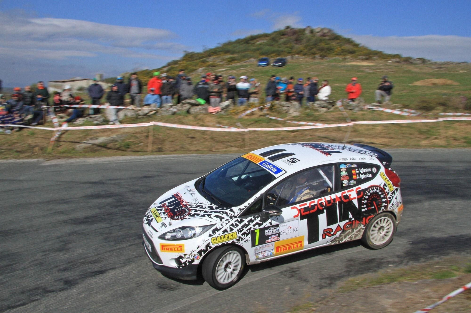Tino Iglesias, a bordo del Ford Fiesta R2, durante la disputa del Rally do Cocido
