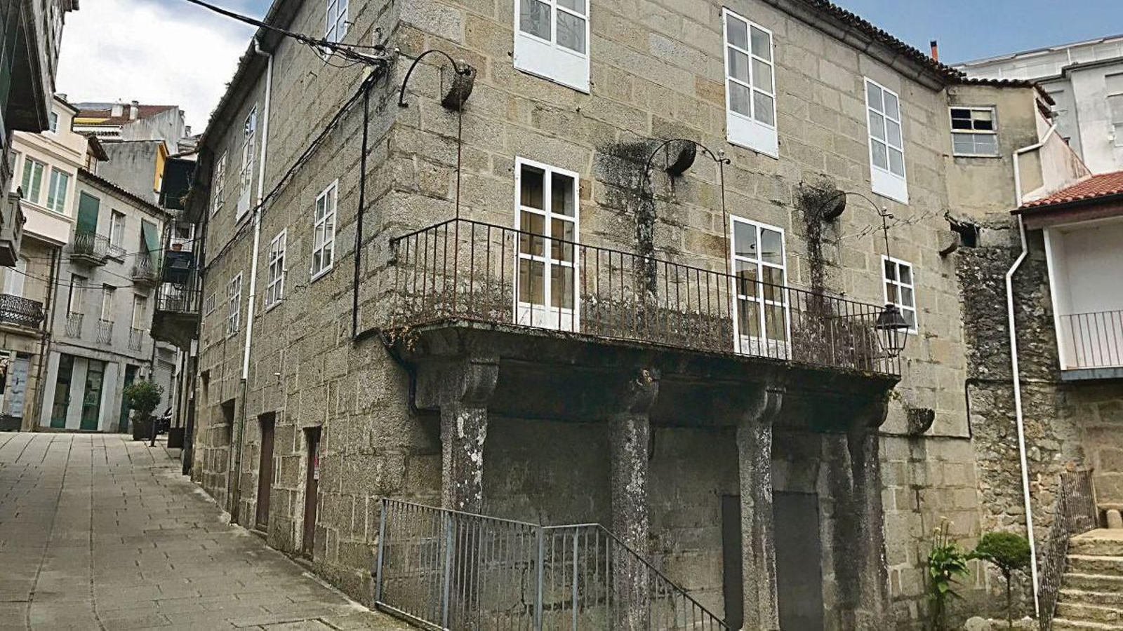 Casa la Tertulia situada en la confluencia de Salgado Moscoso y Riego de Agua.