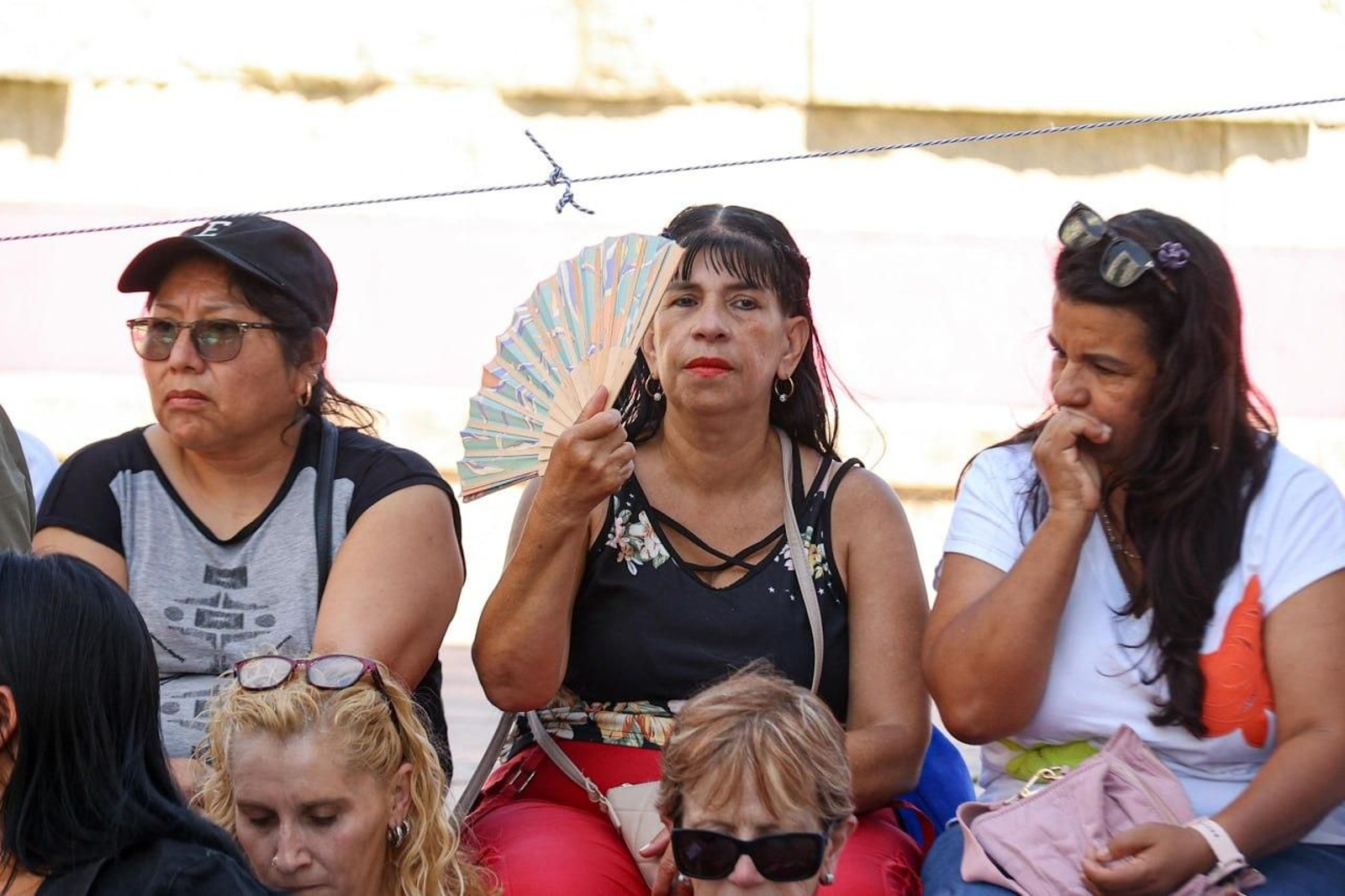 Una mujer se abanica para tratar de sofocar el calor.
