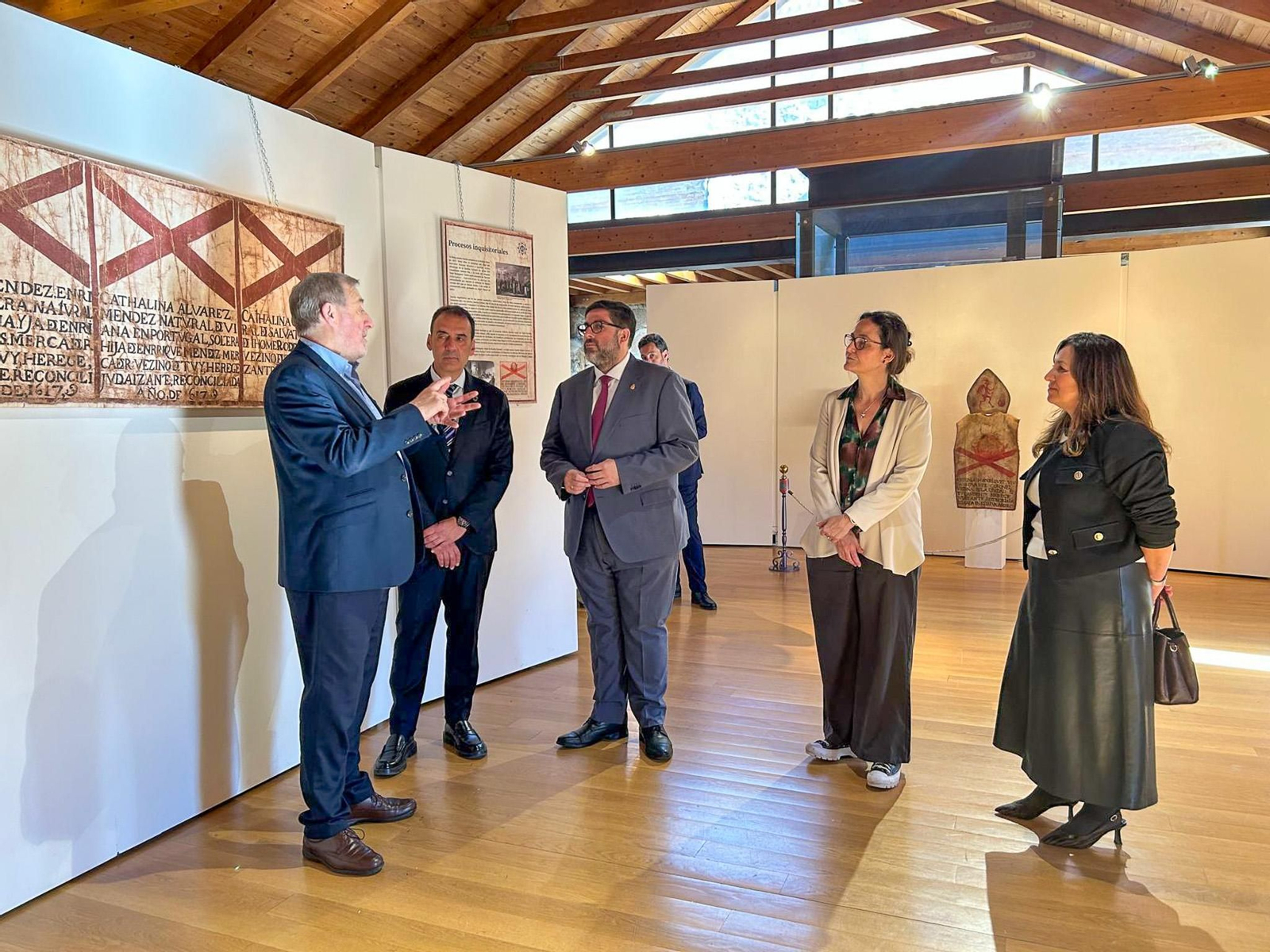 Enrique Cabaleiro, alcalde de Tui, durante el acto inaugural de la exposición.