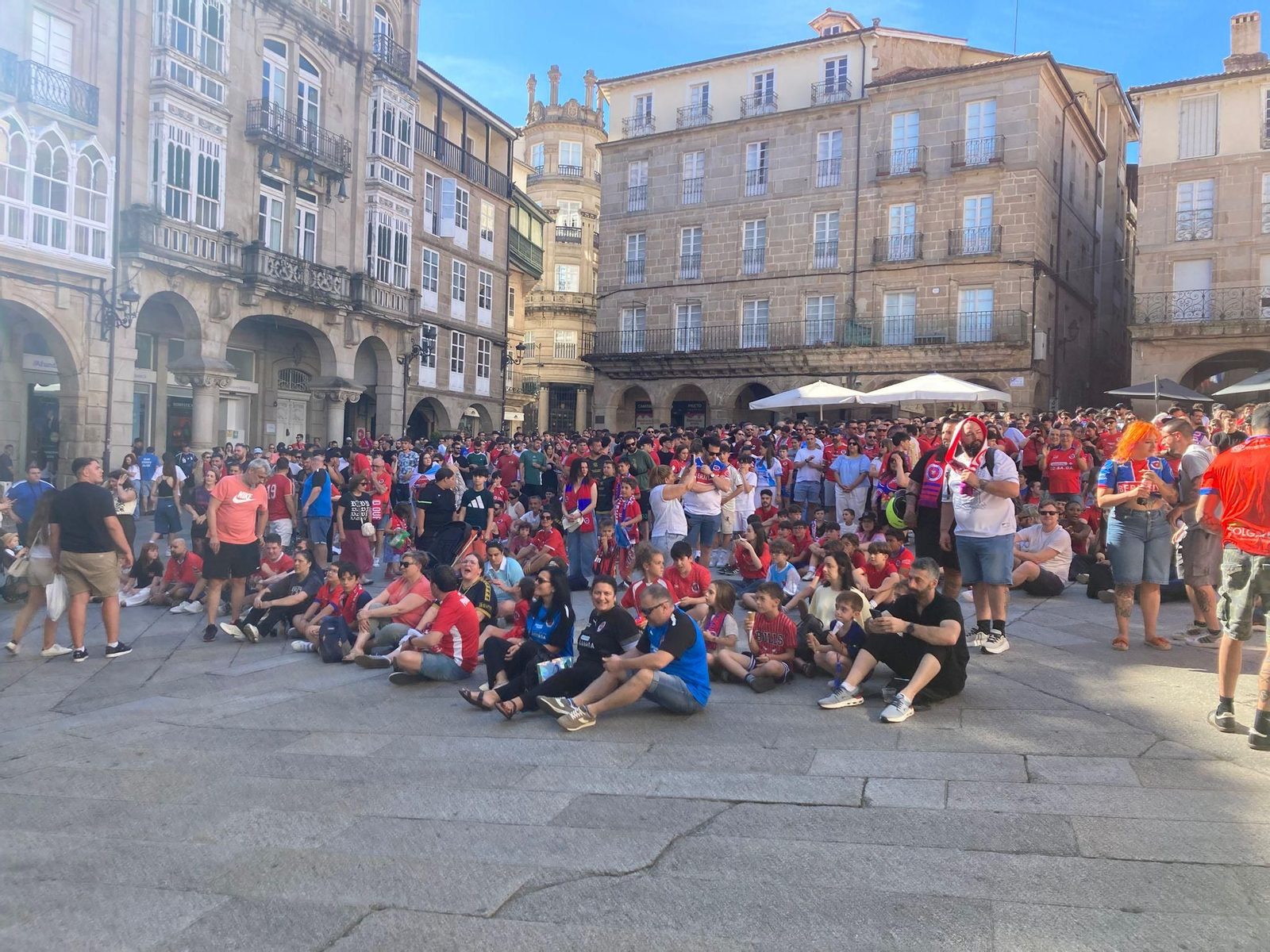 Galería | La afición de la UD Ourense sale a las calle de Ourense para disfrutar del partido, en fotos