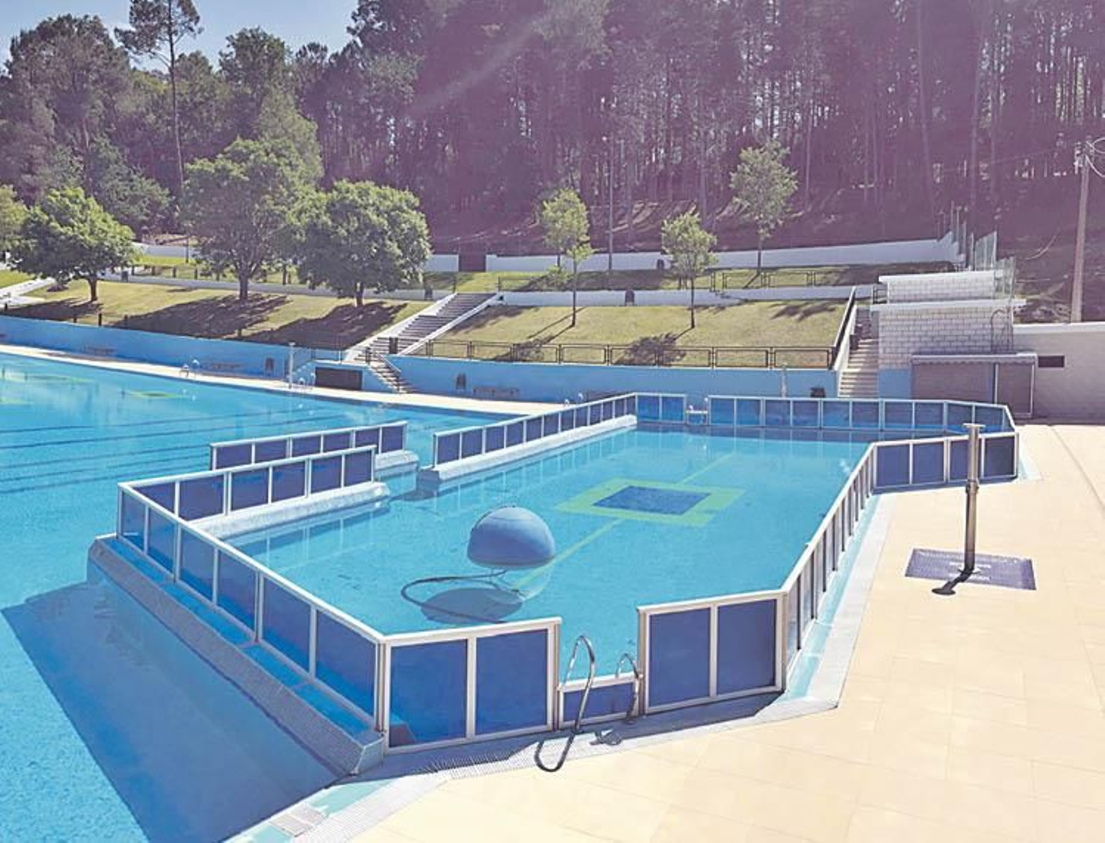 Instalación de las piscinas municipales al aire libre de As Grades, en le municipio de A Cañiza.