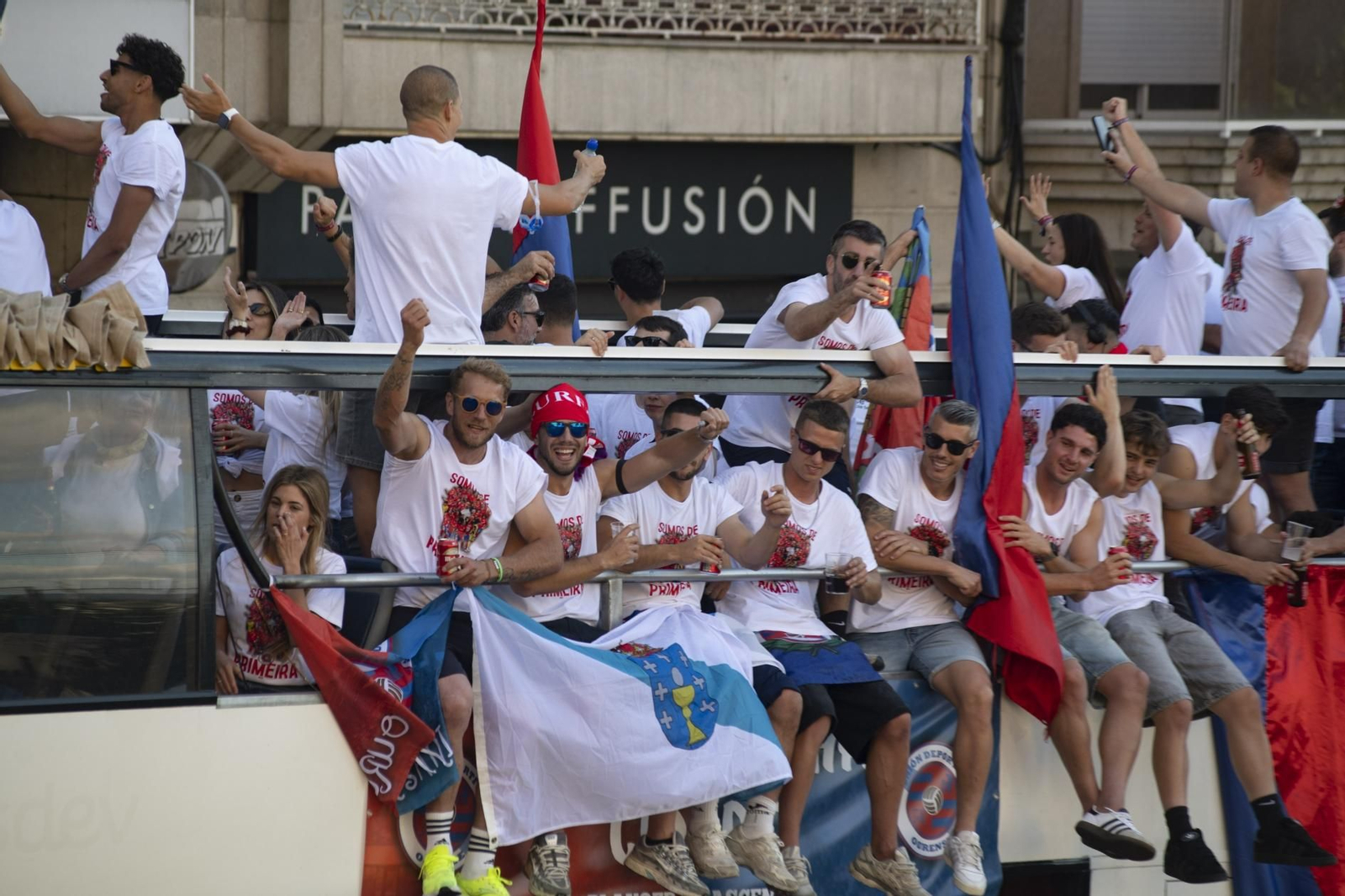 Galería | La aplaudida acogida de los unionistas a la UD Ourense contrasta con la pitada a Jácome en la Plaza Mayor, en fotos