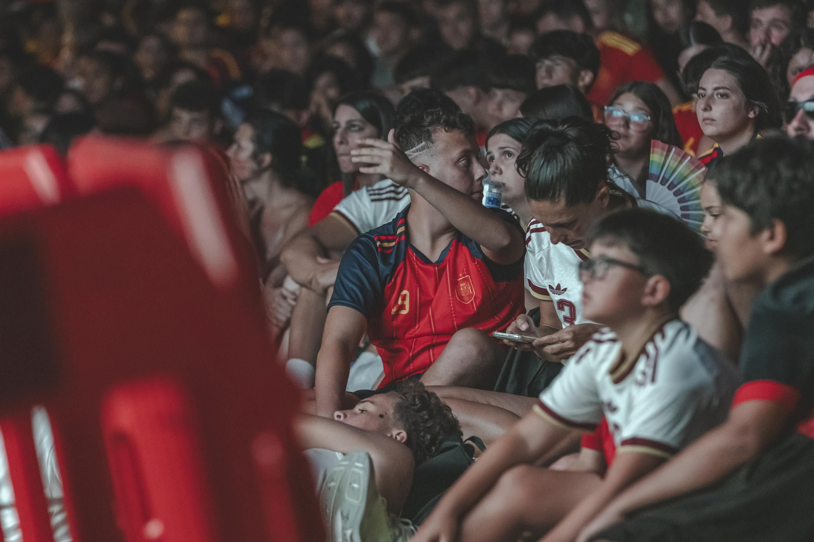 Galería | Camisetas, banderas y las calles de Ourense llenas de emoción por ver a España jugar los cuartos de final, en fotos