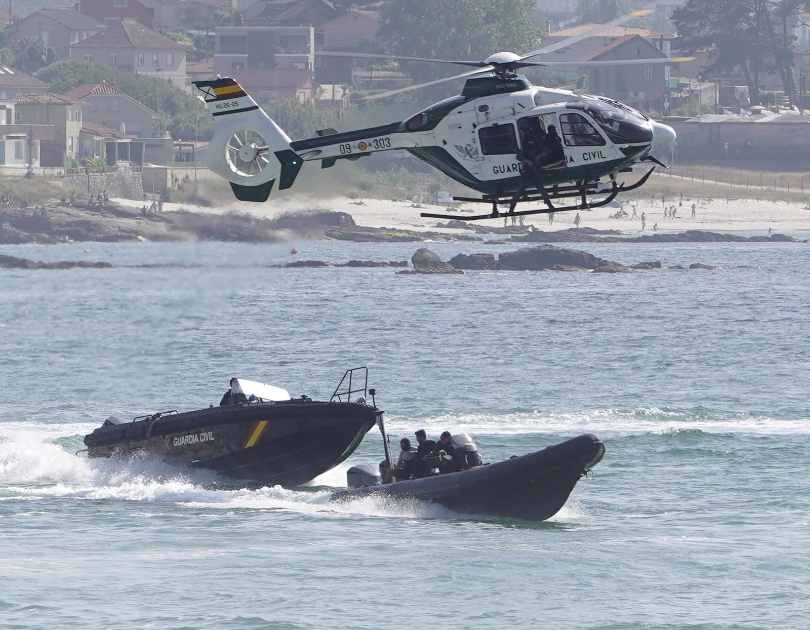 Galería | Felipe VI participa en la revista naval y presencia la exhibición de militares en Samil