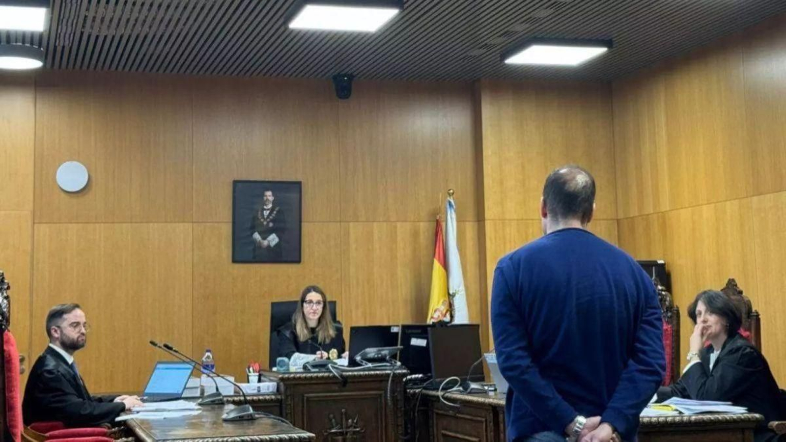 Javier G.M. declara ante la jueza María Victoria Candamo ante la atenta mirada de la abogada de la acusación particular, Sandra Marañís, en el juicio celebrado en la Plaza 1 de la Sección Penal del Tribunal de Instancia de Ourense.