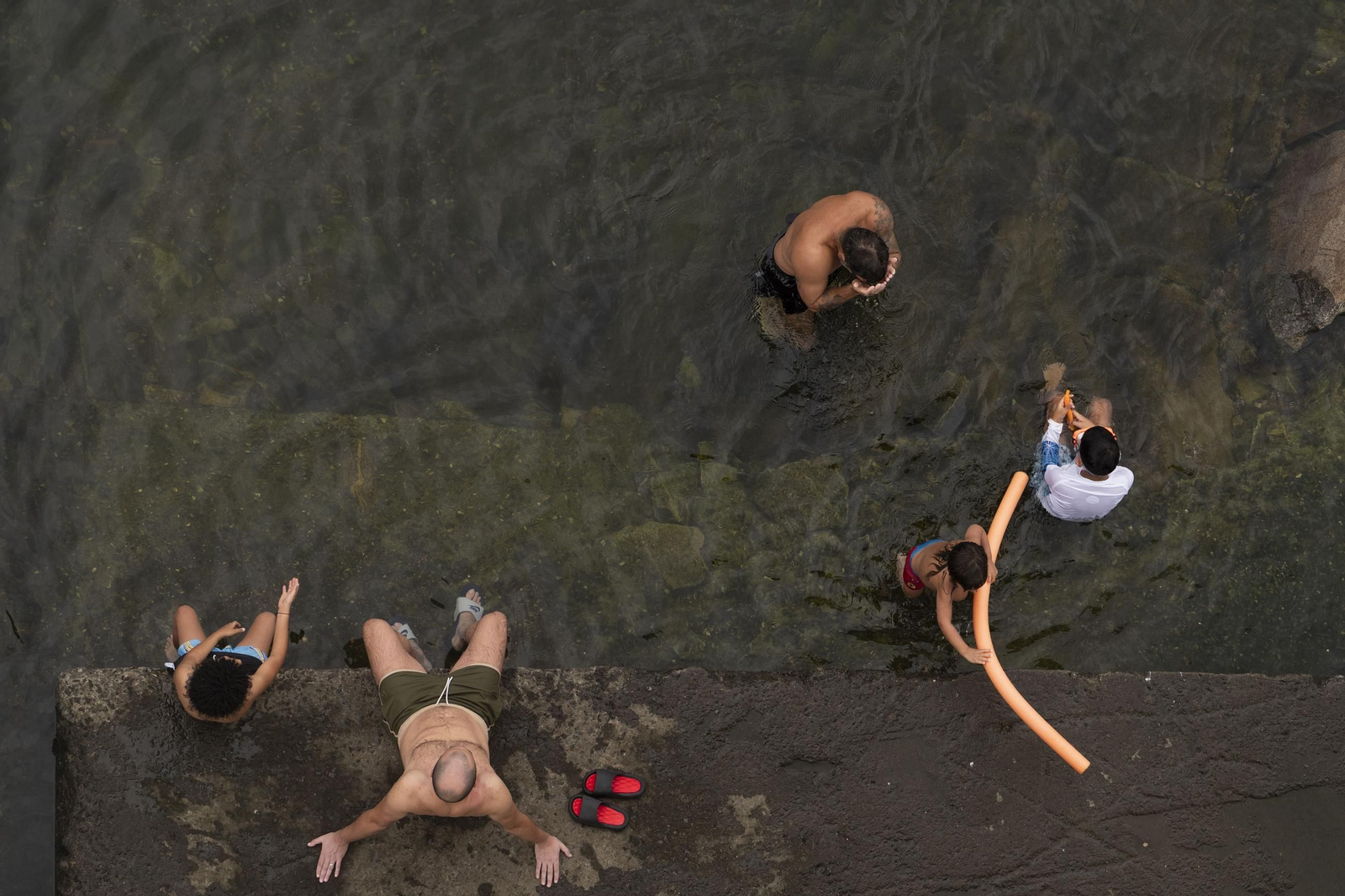 Galería | Ourense vive el calor extremo con los abanicos y helados como aliados