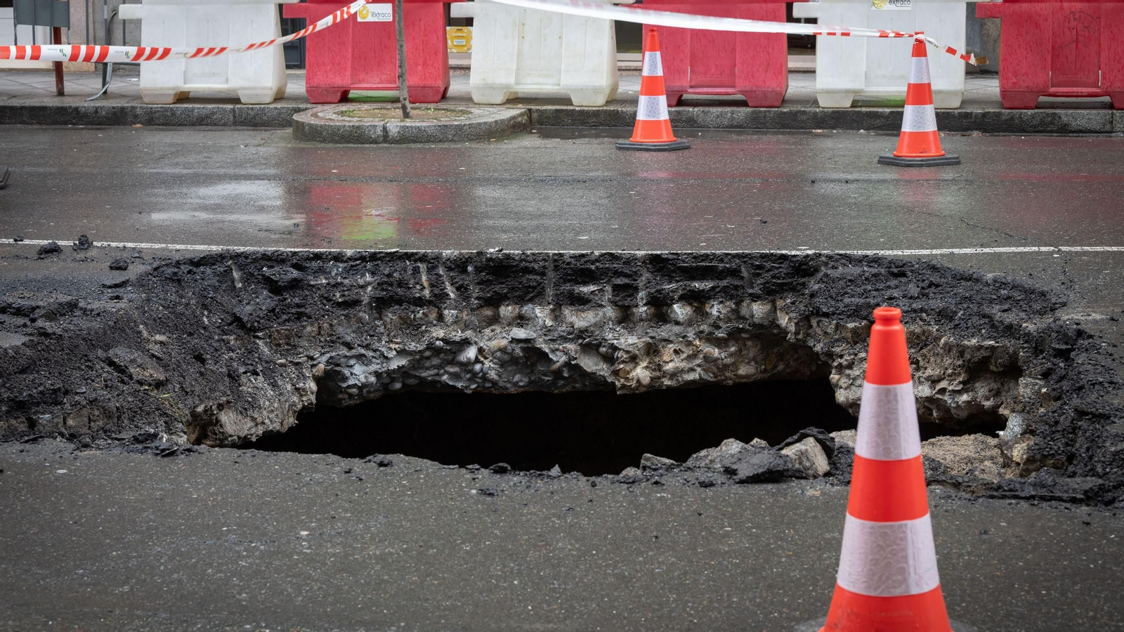 Imagen del socavón en la calle Pena Trevinca, en Ourense