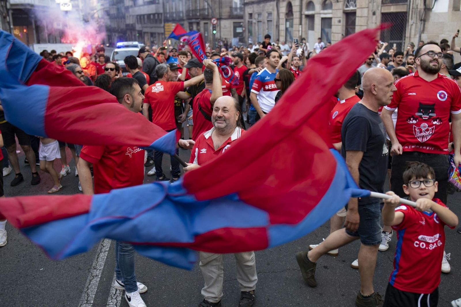 Galería | La aplaudida acogida de los unionistas a la UD Ourense contrasta con la pitada a Jácome en la Plaza Mayor, en fotos