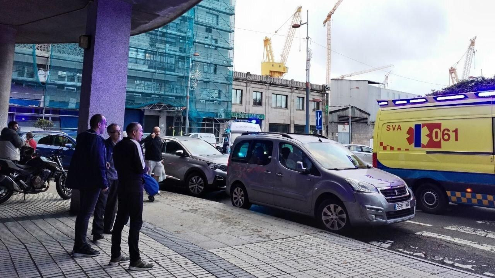 La ambulancia acudió al punto para atender a las dos personas heridas.