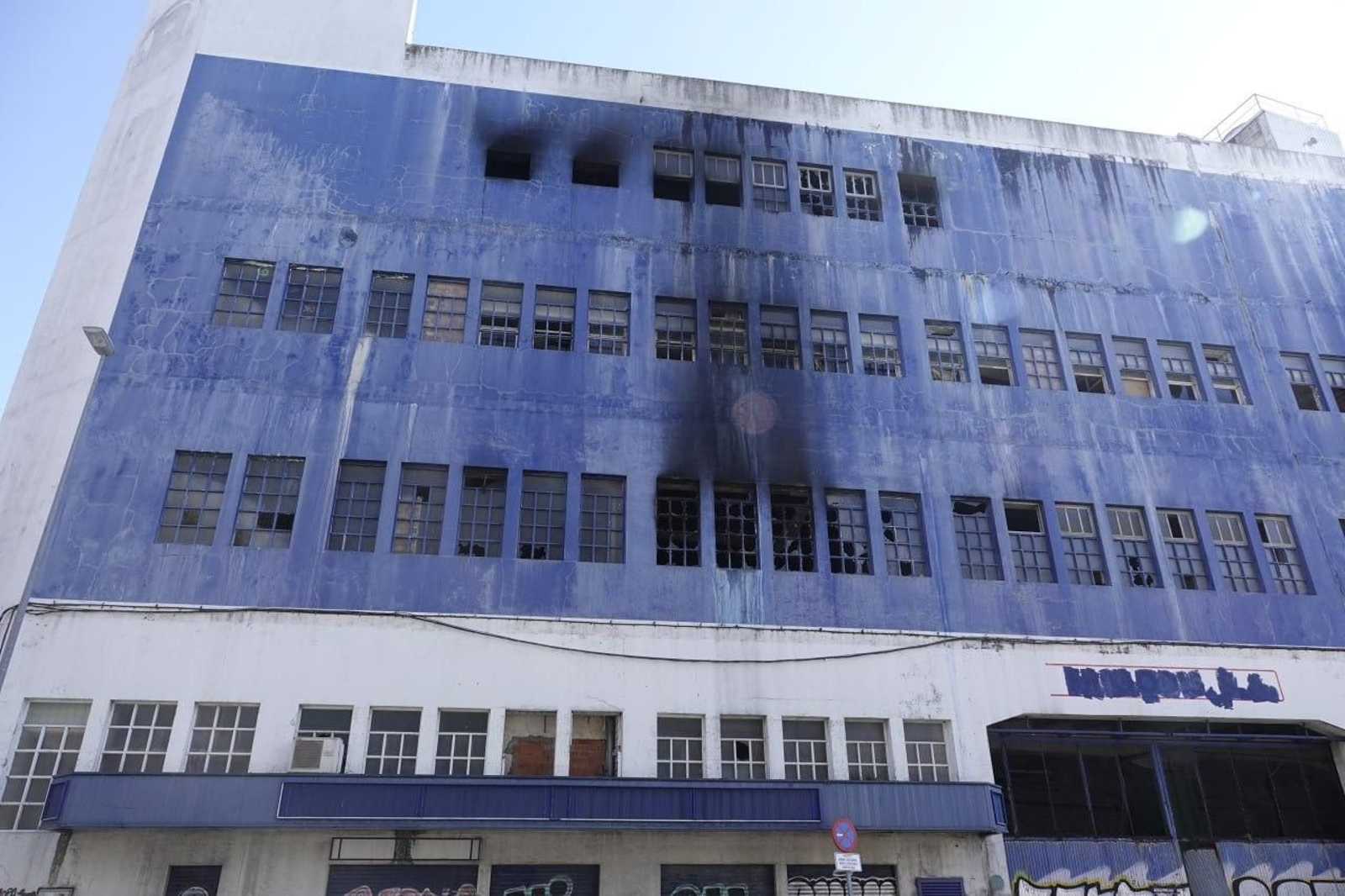 La antigua nave de Pescanova en Beiramar tras el nuevo incendio. // Vicente Alonso