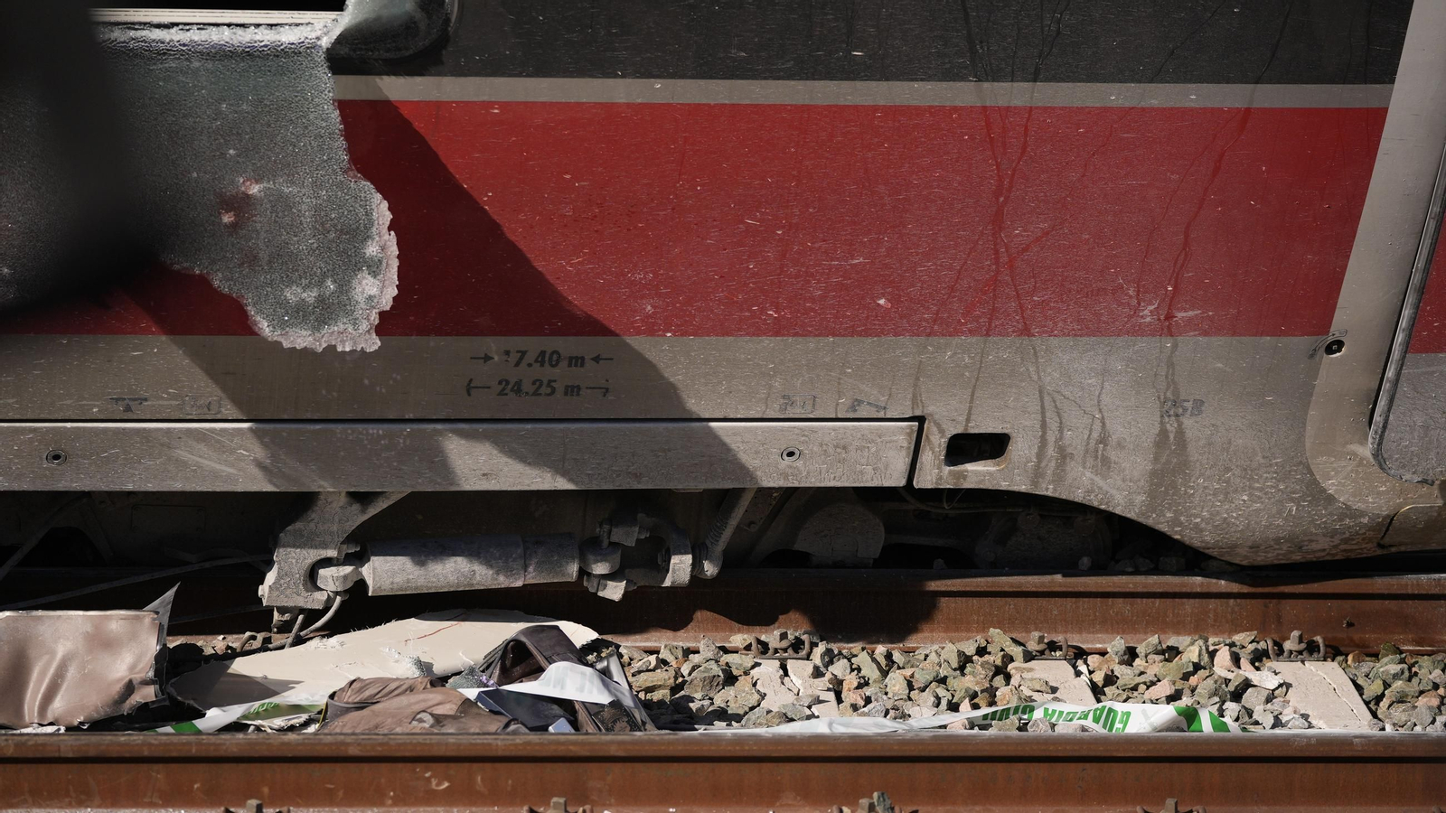 Las vías presentan obstáculos y restos que evidencian la magnitud del accidente.