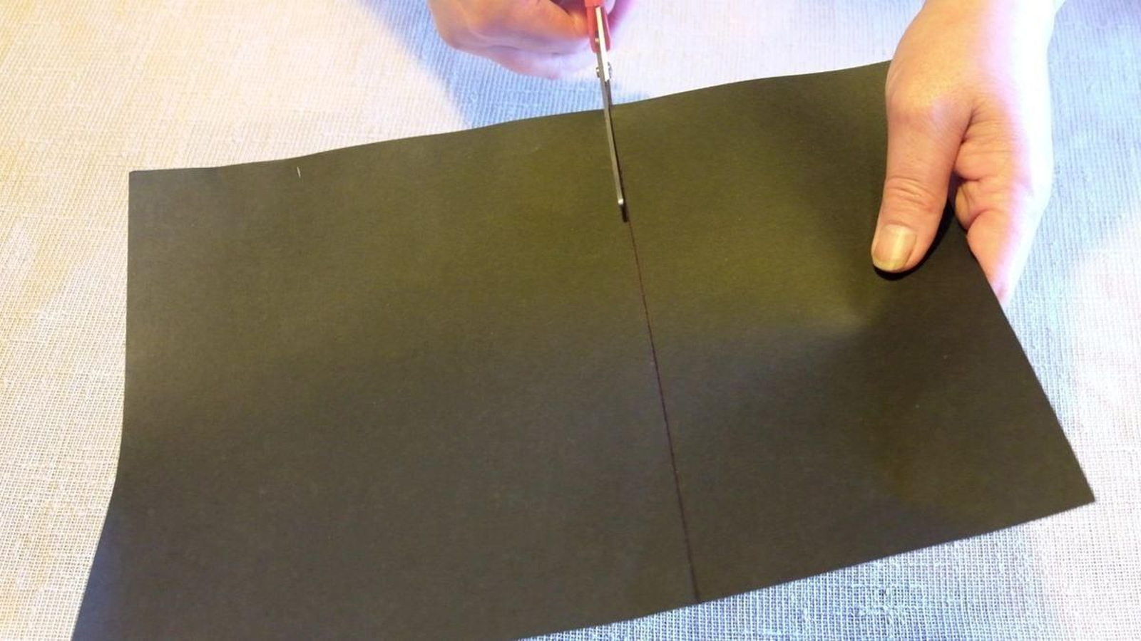 O primeiro paso será crear a estructura do proxecto. Para iso, terás que cortar un rectángulo de entre 10 e 15 centímetros de ancho. Pensa que canto máis longo sexa o rectángulo, máis grande será tamén a distancia de foco do proxector. É importante que a cartolina sexa escura para non perder ningunha luz.