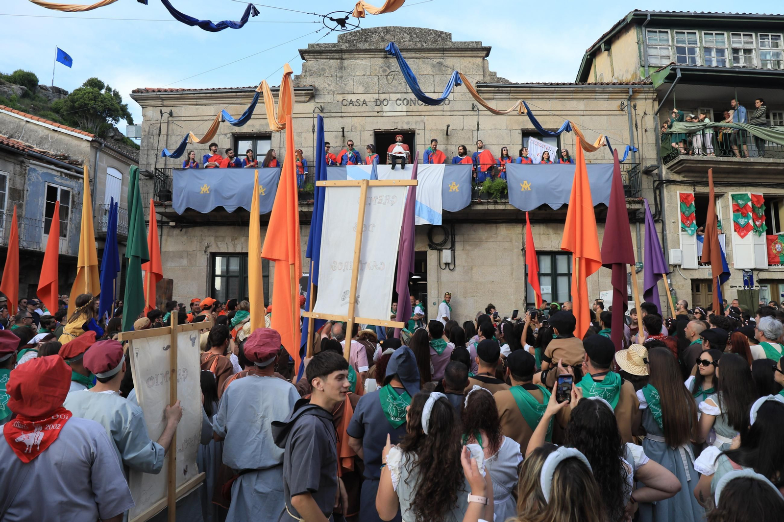 Galería |  Allariz disfruta con  la recreación de la bandera con “Zes Pereiras” y “De Pé Feito” en las Festas do Boi