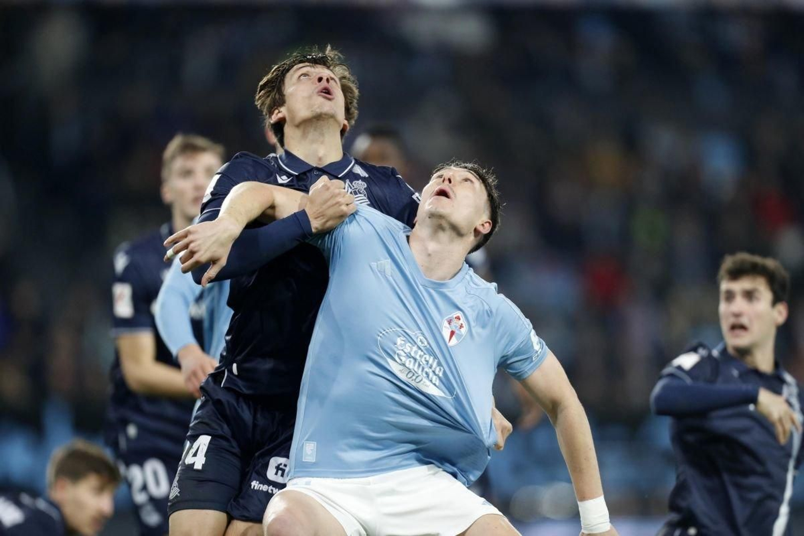 Larsen disputa con Le Normand un balón durante el encuentro disputado en Balaídos.