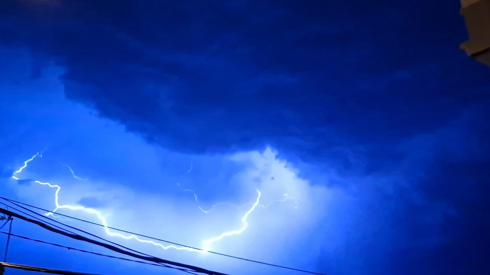 El cielo de Ourense se ve iluminado por la tormenta eléctrica en la madrugada del domingo.