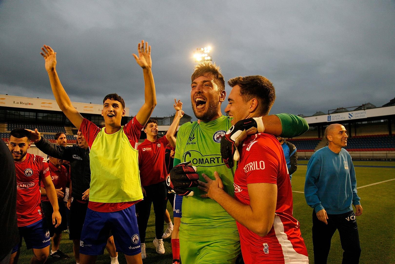 Jugadores del Verín celebrando la victoria.