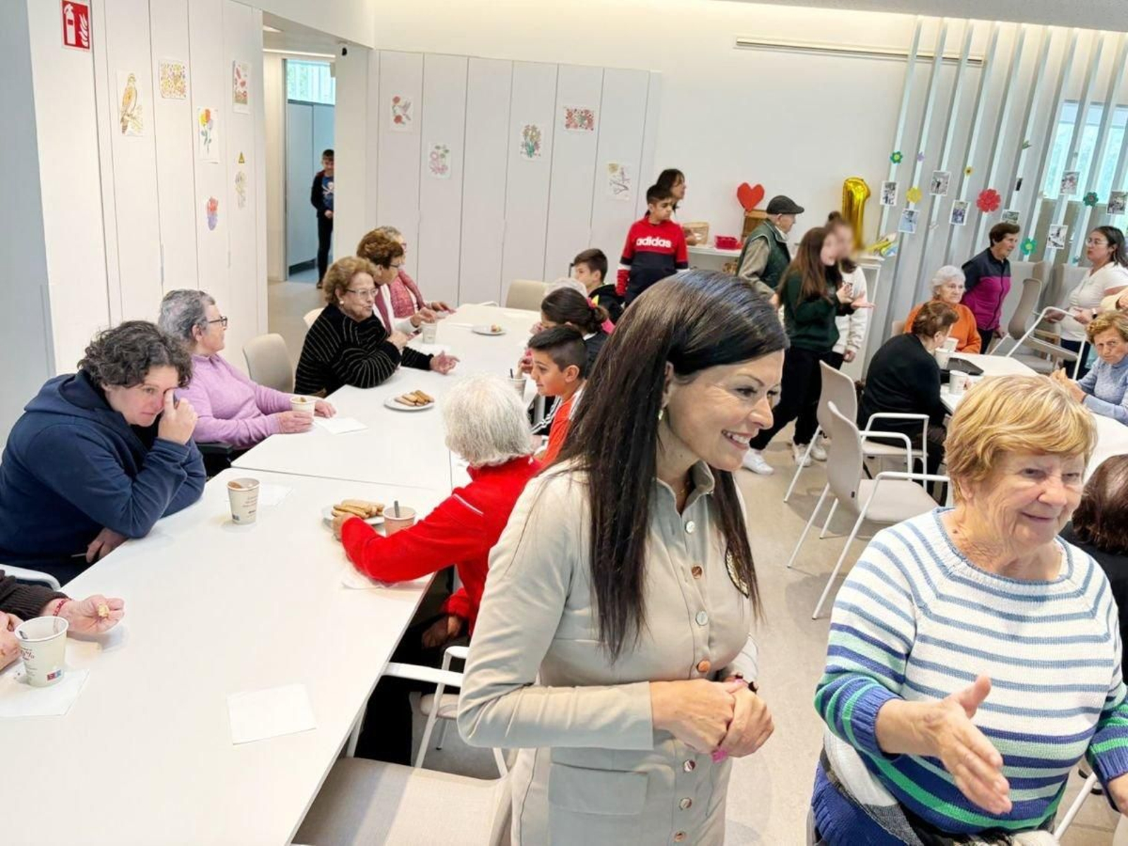 La alcaldesa, Nidia Arévalo, participó en una de las jornadas intergeneracionales en el Centro de Día de Torroso.