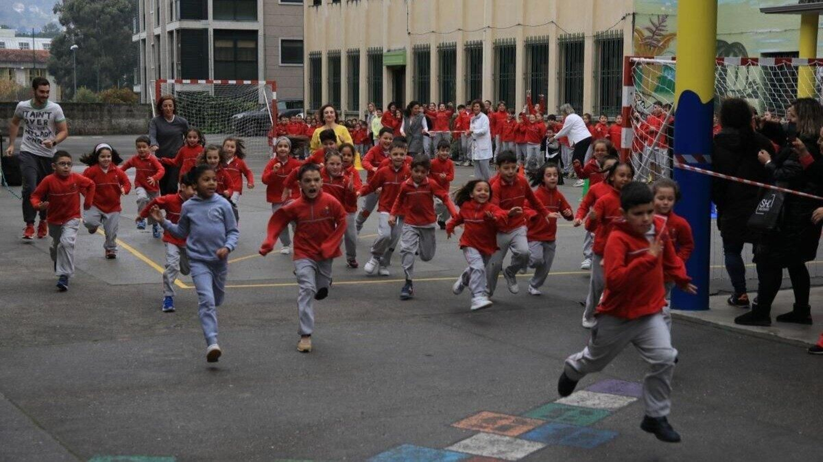 Los alumnos en el arranque de una de las carreras.