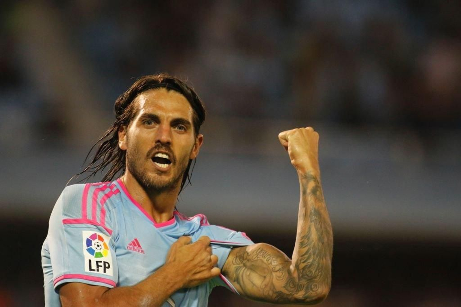 Joaquín Larrivey celebra uno de los goles que ha marcado esta temporada en el estadio de Balaídos.