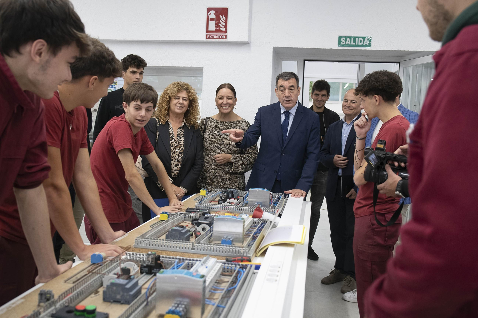 Román Rodríguez, conselleiro de Educación, durante su visita al IES Universidad Laboral.