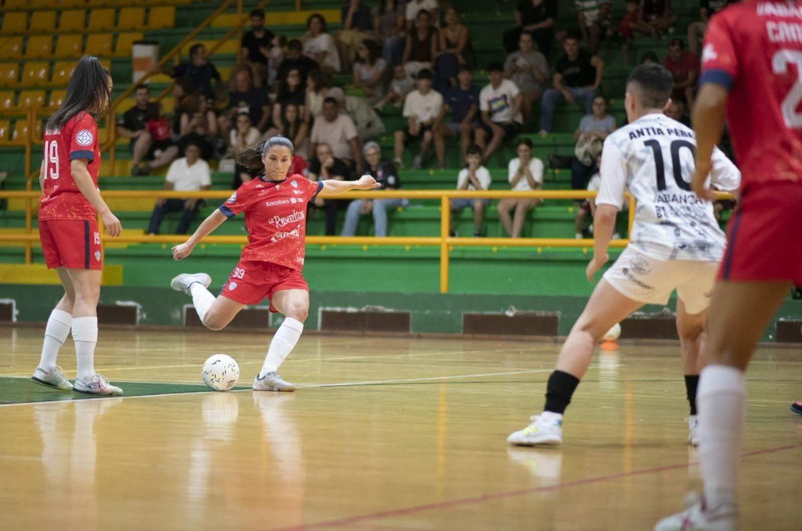 La jugadora del Estrela de Verín Anita Ontiveros dispara a la portería de su rival, el Castro lucense.