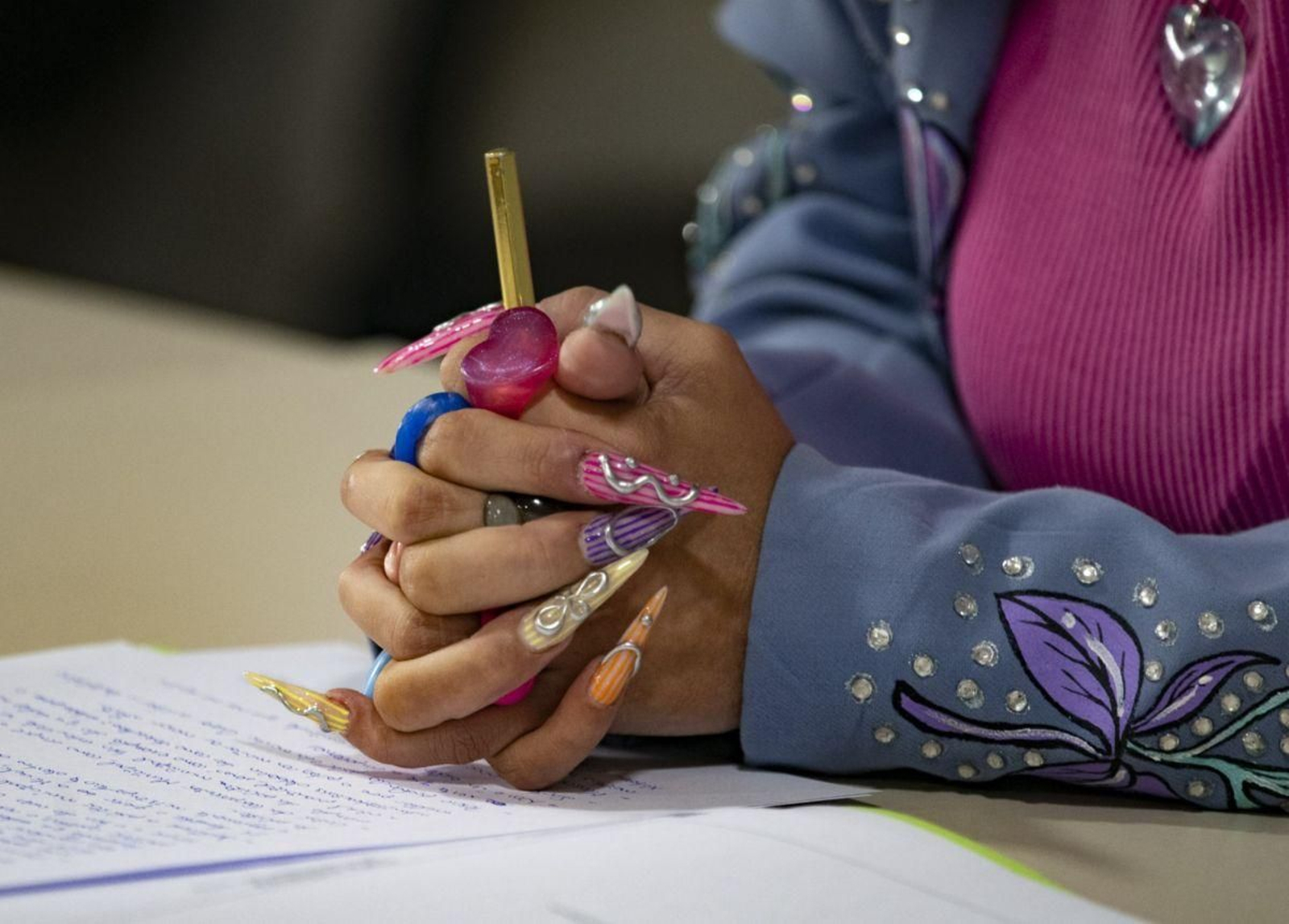 Uñas Uxía Oviedo, alcadesa de Maceda.