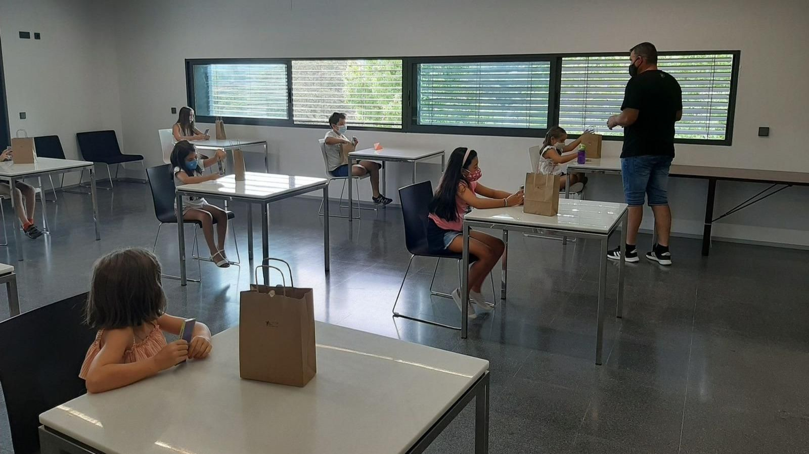 Un grupo de menores en el taller infantil de magia impartido ayer en la biblioteca pública.