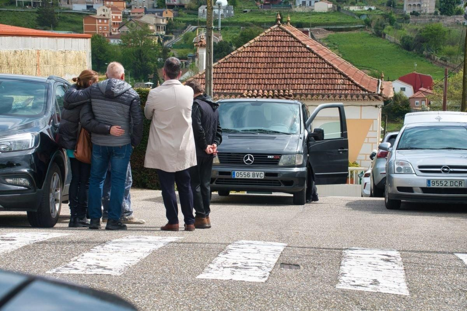 Dolor en los familiares a la salida del furgón con los restos mortales de María del Carmen.