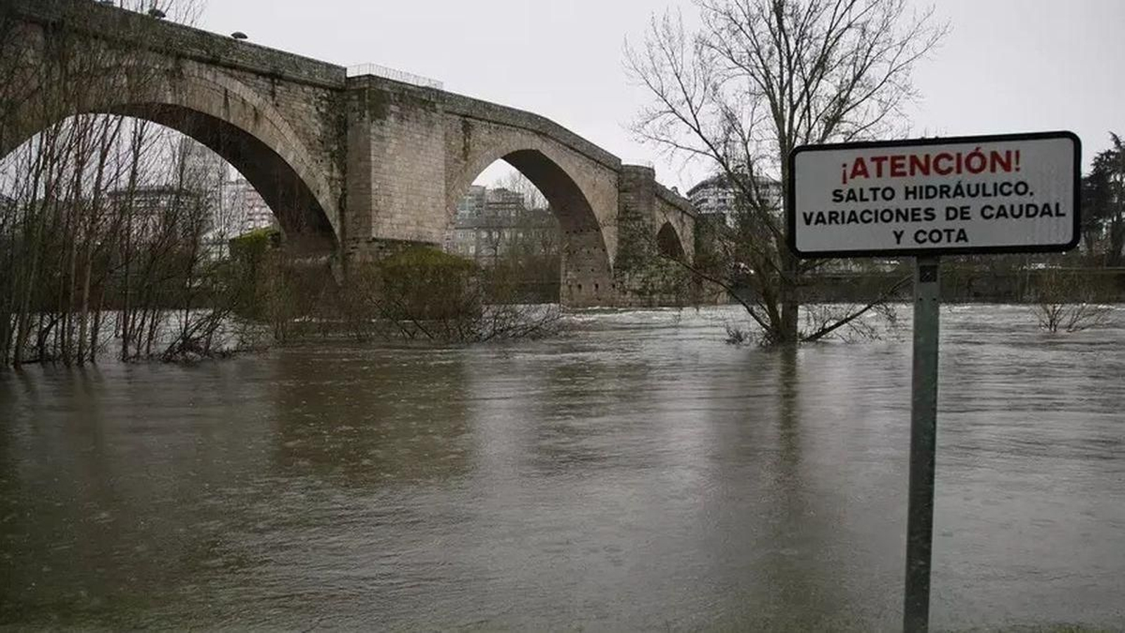 Crecida del caudal del río Miño a su paso por la ciudad durante el pasado invierno.