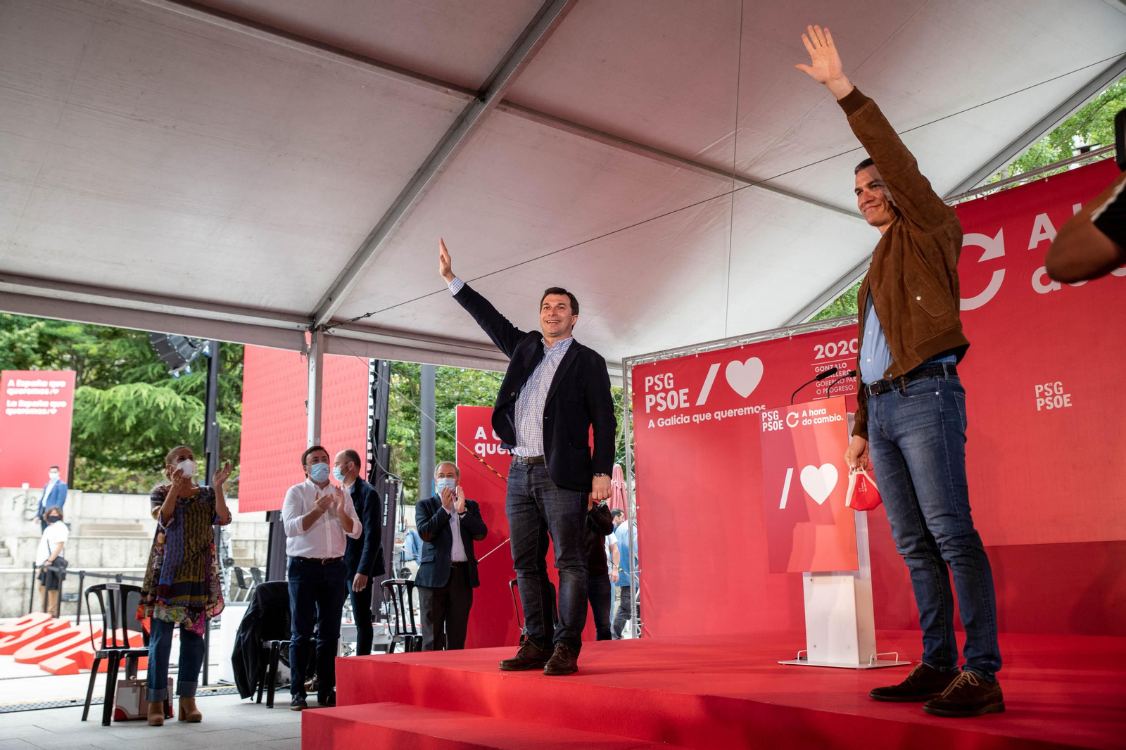 OURENSE (XARDÍNS DO POSÍO). 27/06/2020. OURENSE. El presidente del gobierno, Pedro Sánchez, acompaña al candidato a la Xunta de Galicia, Gonzalo Caballero y a Marina Ortega en un mitin del PSdeG-PSOE. FOTO: ÓSCAR PINAL