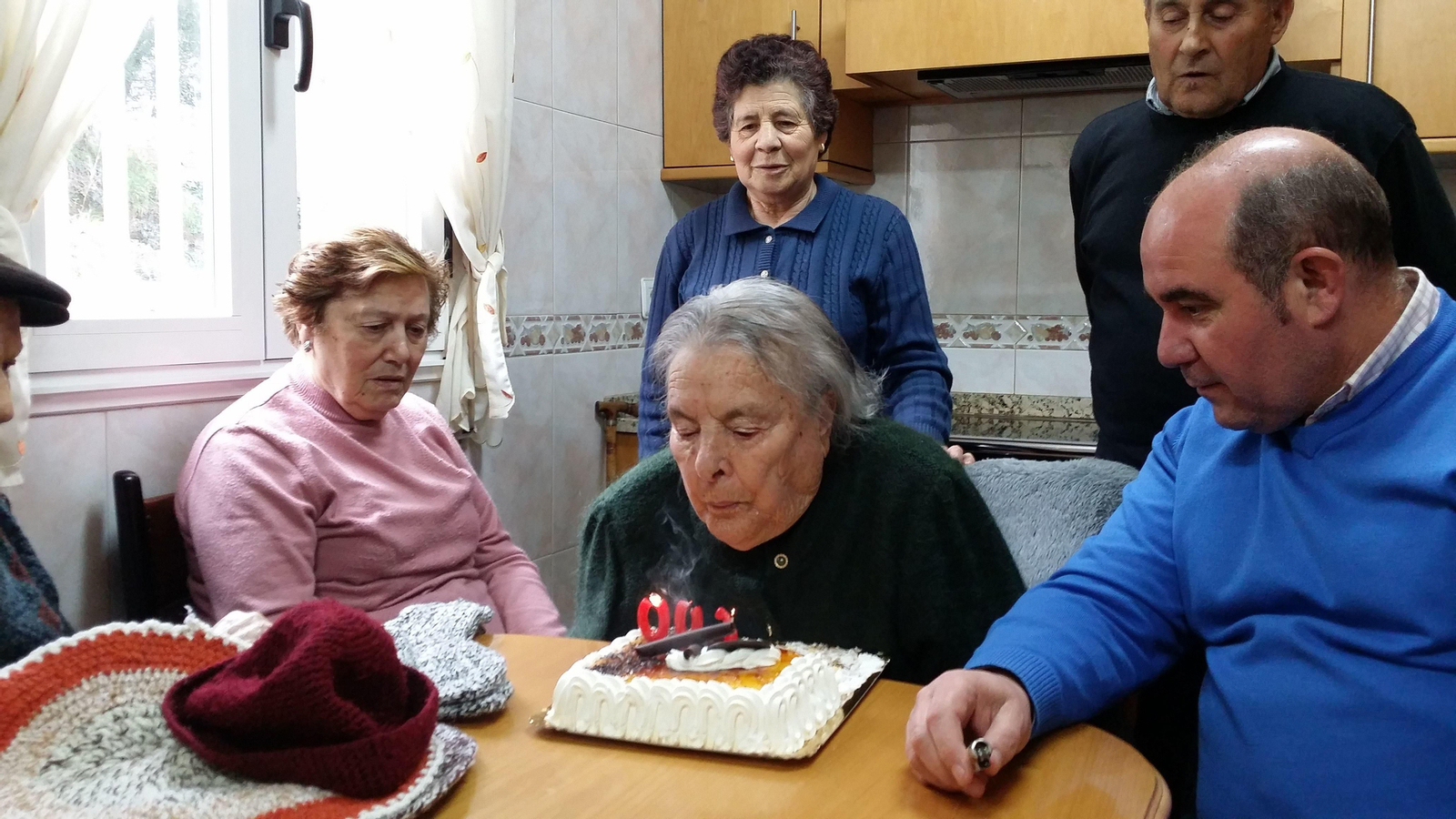María Encarnación sopla las velas de su tarta de cumpleaños.