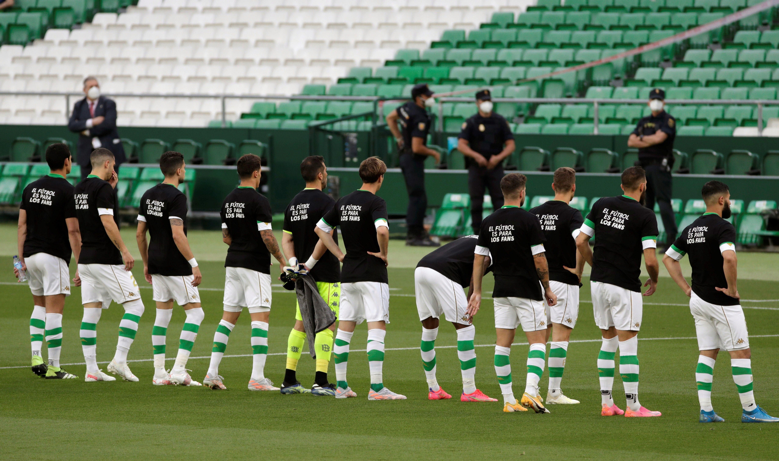 Los jugadores del Betis muestraron ayer una camiseta en contra de la Superliga Europea.