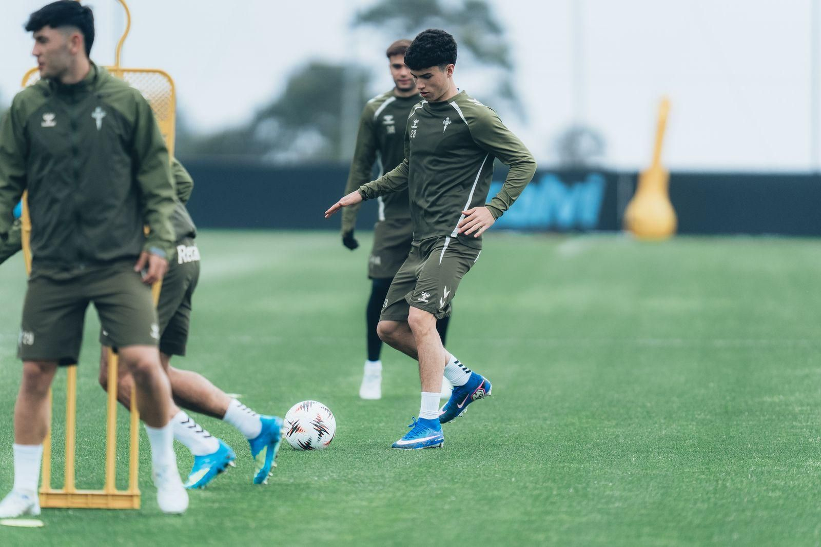 Antañón, que sigue con el primer equipo, puede ser el undécimo canterano en la convocatoria.