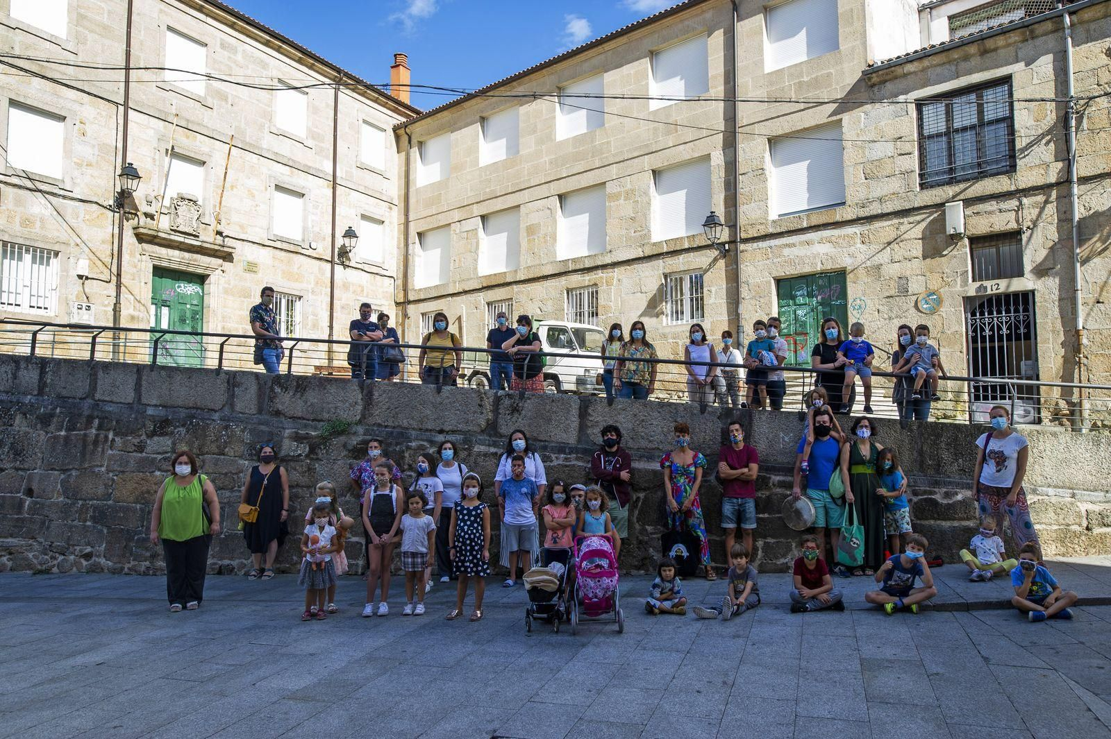 Familias y escolares del CEIP As Mercedes, ayer en pie de guerra por la falta del servicio para este curso. (Foto: Martiño Pinal)