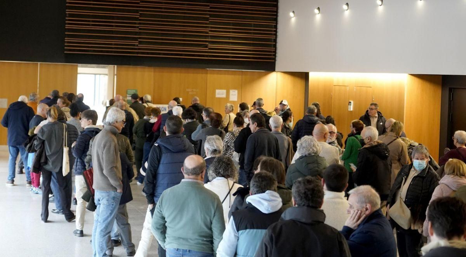 Cientos de personas hicieron cola para la vacuna del virus sincitial en Vigo